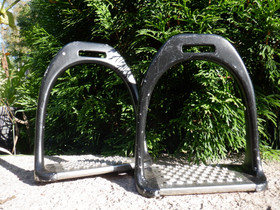 Mustat alumiinijalustimet leveällä päkiän osalla 12 cm