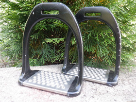 Mustat alumiinijalustimet leveällä päkiän osalla 12 cm