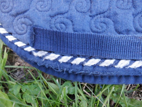 Tummansininen kouluhuopa kauniilla tikkauksilla FULL