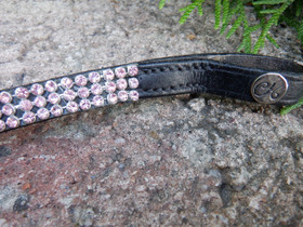 Kaareva, musta otsapanta vaaleanpunaisilla timanteilla 41 cm