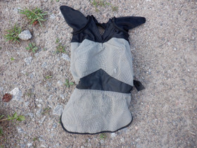 Harmaa-musta ötökkähuppu korvaosilla ja nenäläpällä COB