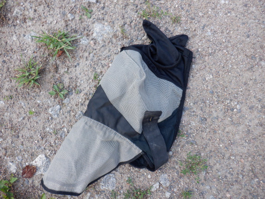 Harmaa-musta ötökkähuppu korvaosilla ja nenäläpällä COB