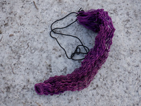 Isohko liila slow feeder heinäverkko, reikäkoko n. 4 x 4 cm