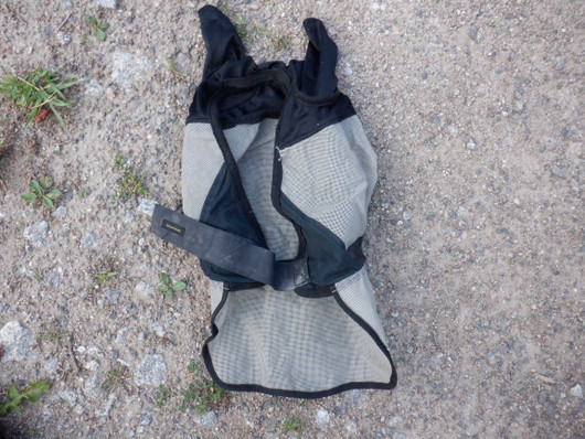 Harmaa-musta ötökkähuppu korvaosilla ja nenäläpällä COB