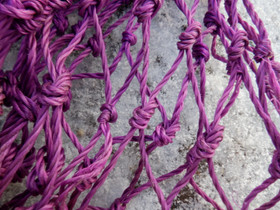 Isohko liila slow feeder heinäverkko, reikäkoko n. 4 x 4 cm