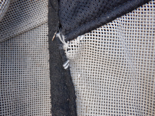 Harmaa-musta ötökkähuppu korvaosilla ja nenäläpällä COB