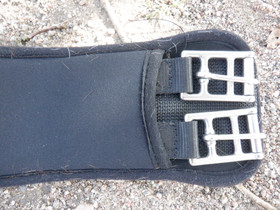 Muotoiltu musta satulavyö pehmeää neopreenia 60 cm