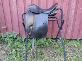 Horze Eminente koulusatula, leveys 32, istuin 17