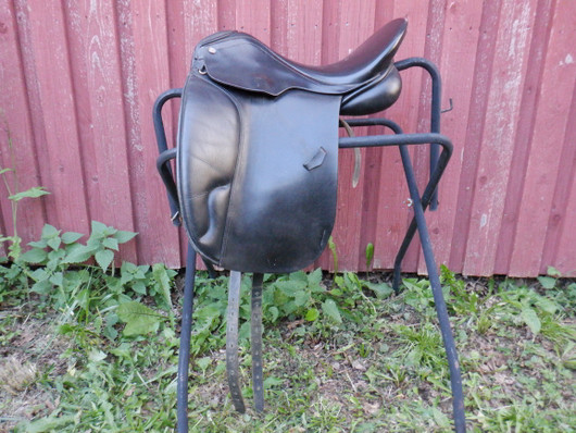 Horze Eminente koulusatula, leveys 32, istuin 17