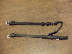 Mustat poskihihnat hopeisilla soljilla 29 cm