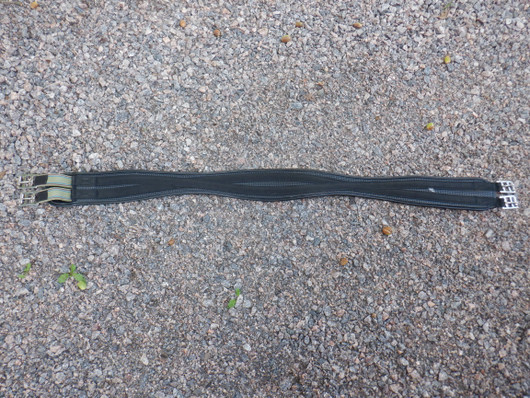 Musta hieman anatomisesti muotoiltu satulavyö neopreeni/sympatex 140cm