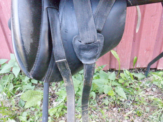 Horze Eminente koulusatula, leveys 32, istuin 17