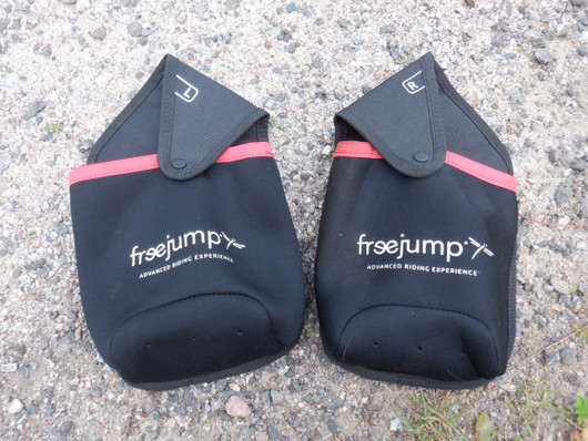 Freejump mustat jalustinpussit