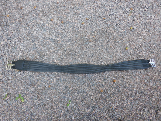 Musta hieman anatomisesti muotoiltu satulavyö neopreeni/sympatex 140cm