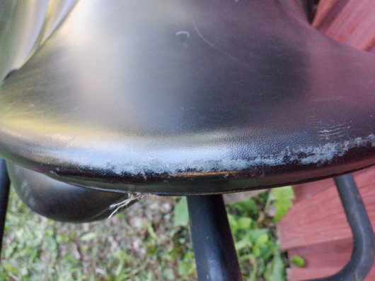 Horze Eminente koulusatula, leveys 32, istuin 17