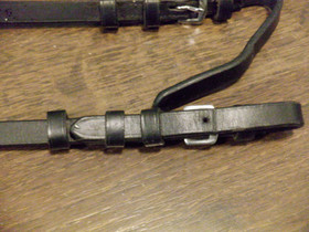 Mustat poskihihnat hopeisilla soljilla 29 cm