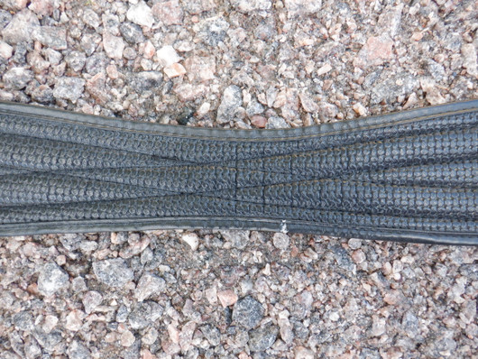 Musta hieman anatomisesti muotoiltu satulavyö neopreeni/sympatex 140cm