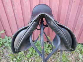 Horze Eminente koulusatula, leveys 32, istuin 17