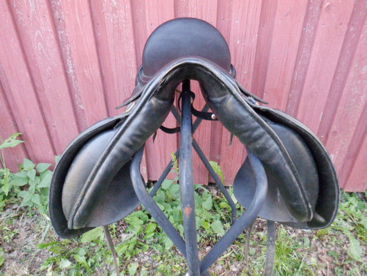 Horze Eminente koulusatula, leveys 32, istuin 17