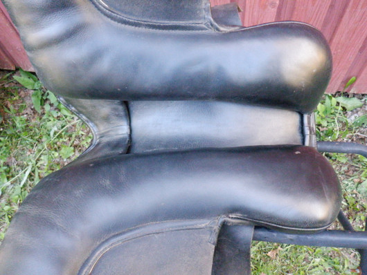 Horze Eminente koulusatula, leveys 32, istuin 17