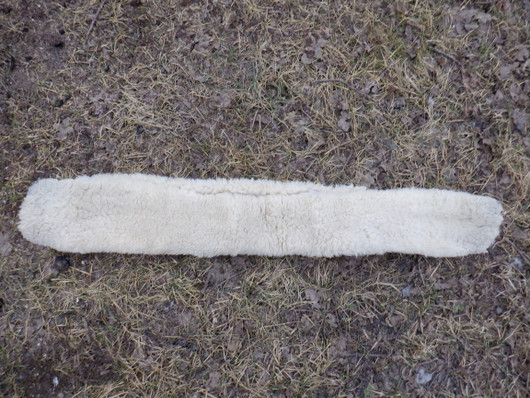 Aito vaalea lampaankarvapehmuste satulavyöhön n. 95 cm