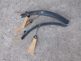 Mustat käytetyt lokasuojat kärryihin 2 kpl