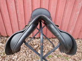 Albion K2 yleissatula, leveys W, istuin 17