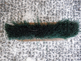 Vihreä harja puolipitkillä harjaksilla