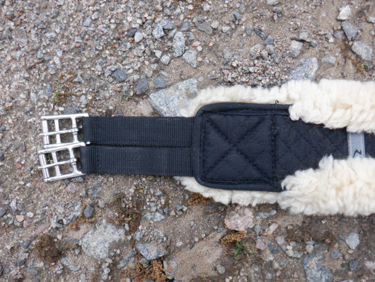 Horze musta satulavyö aidolla lampaankarvalla 135 cm