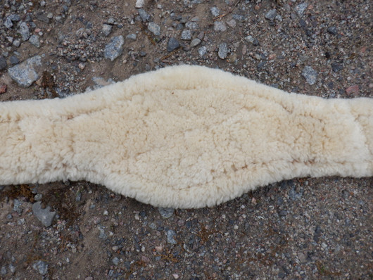 Horze musta satulavyö aidolla lampaankarvalla 135 cm