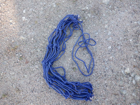 Sininen heinäverkko paksua narua, hyvin isot reijät (15 x 15 cm)