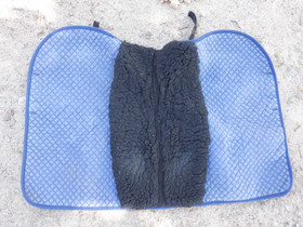 Sininen neliöhuopa yleissatulaa, alapinnassa teddyä FULL