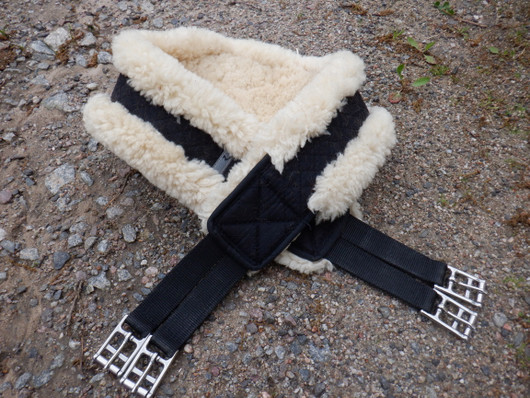 Horze musta satulavyö aidolla lampaankarvalla 135 cm