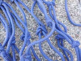 Sininen heinäverkko paksua narua, hyvin isot reijät (15 x 15 cm)