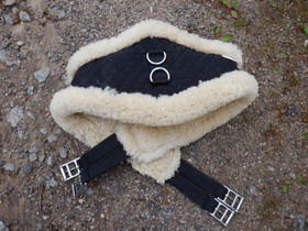 Horze musta satulavyö aidolla lampaankarvalla 135 cm