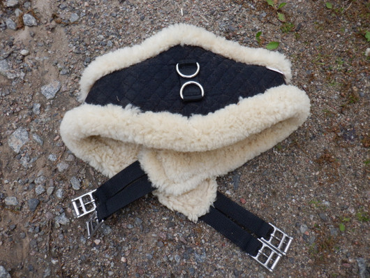 Horze musta satulavyö aidolla lampaankarvalla 135 cm