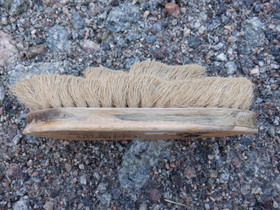 Luonnonmateriaalinen harja puolipitkillä harjaksilla