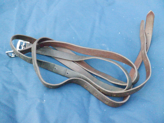 Punertavaan vivahtavat, ruskeat, paksua nahkaa jalustinremmit 160 cm