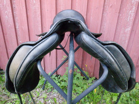 Albion Platinum koulusatula, leveys W, istuin 17