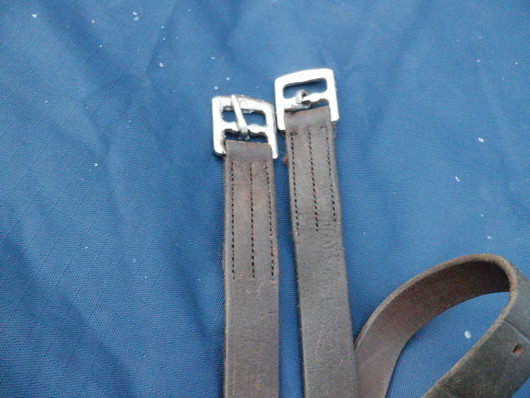 Punertavaan vivahtavat, ruskeat, paksua nahkaa jalustinremmit 160 cm