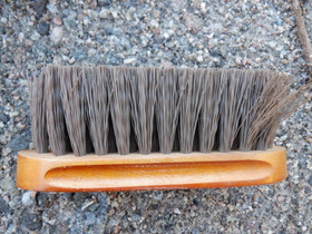 Ruskea harja puolipitkillä harjaksilla