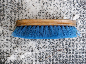 Sininen harja puolipitkillä harjaksilla