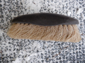 Luonnonmateriaalinen(?) harja puolipitkillä harjaksilla