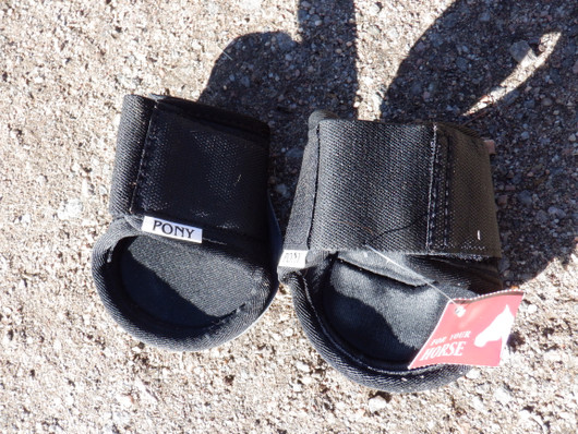 UUDET musta-harmaat hivutussuojat takajalkoihin SHETTIS/RUSSI