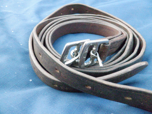 Punertavaan vivahtavat, ruskeat, paksua nahkaa jalustinremmit 160 cm