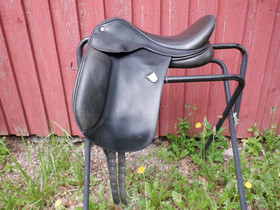 Bates Dressage koulusatula vaihtokaarilla, 16 tuumaa