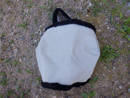 Vaalea ötökkähuppu mustilla kanteilla COB