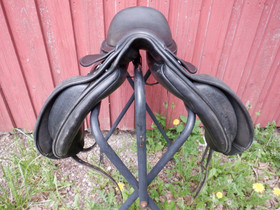 Bates Dressage koulusatula vaihtokaarilla, 16 tuumaa