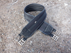 Musta neopreeninen, hieman muotoiltu satulavyö 110 cm