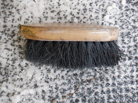 Musta harja puolipitkillä harjaksilla